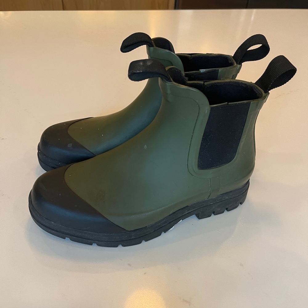 Army green and black everlane rain boots